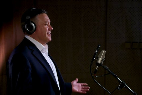 Глава региона, волонтеры Победы, поисковики, журналисты и юнармейцы Вологодчины записали песню «Синий платочек» 